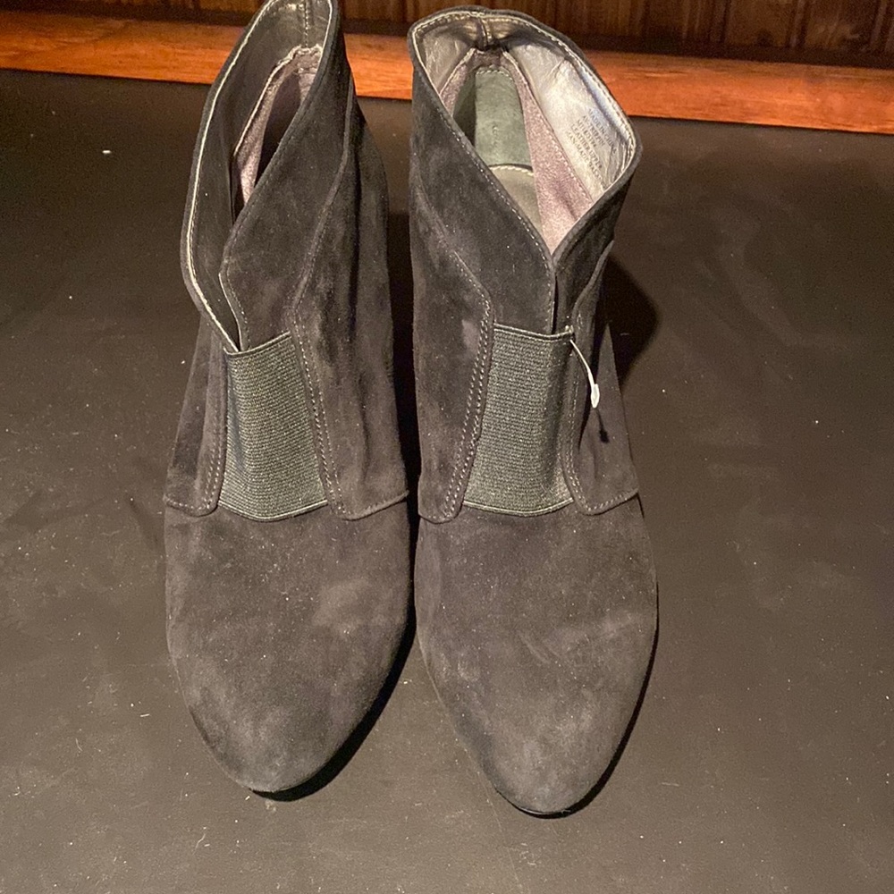 Adrian  Vittadini size 9 black suede ankle boots